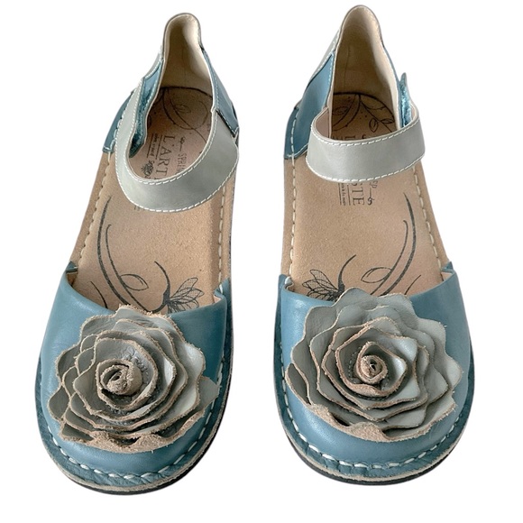 L’Artiste Spring Step Caicos Blue Gray Mary Jane Flats Shoes Size 7 Flower EUC🩵 - Picture 5 of 8